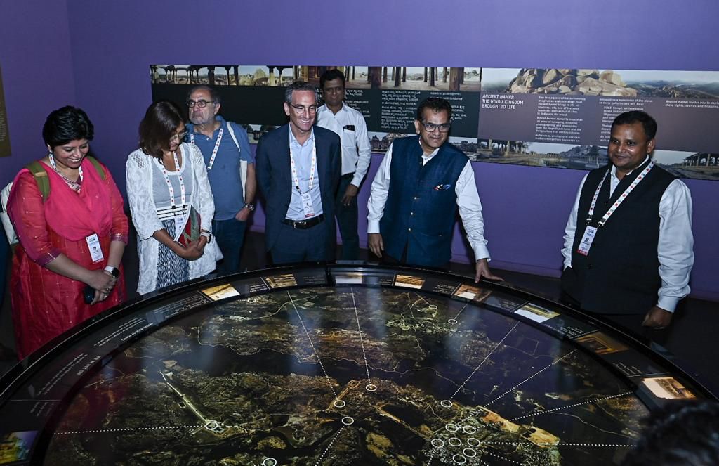 g20org's tweet photo. @amitabhk87 @MEAIndia @PIB_India @MIB_India @PIBBengaluru @incredibleindia @KarnatakaWorld @UNESCO Delegates were welcomed with Dollu Kunitha, a traditional Indian drum dance at #Kaladham where they experienced 🇮🇳’s historic and cultural heritage at the #Hampi Place Digital Museum. #SherpaMeeting #G20India

📸 ⬇️ https://t.co/HSI6A8KqMH