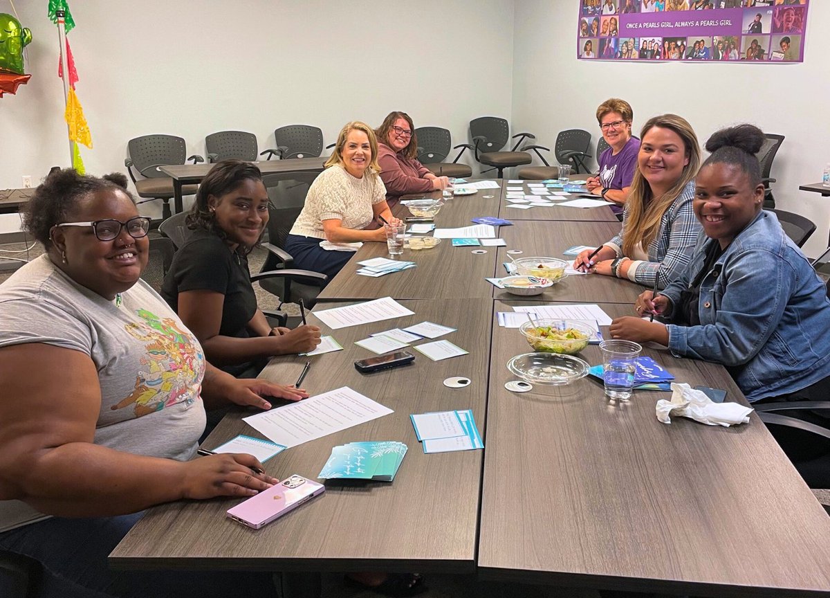 PEARLS_MKE's tweet photo. Huge thank you to our volunteers that came to the PEARLS office to write encouragement cards for PEARLS girls!

Interested in volunteering? Find more information at the link below and keep an eye on our socials for more opportunities! 😊💜
https://t.co/BAaocXwwbe https://t.co/rfO5h6icDb