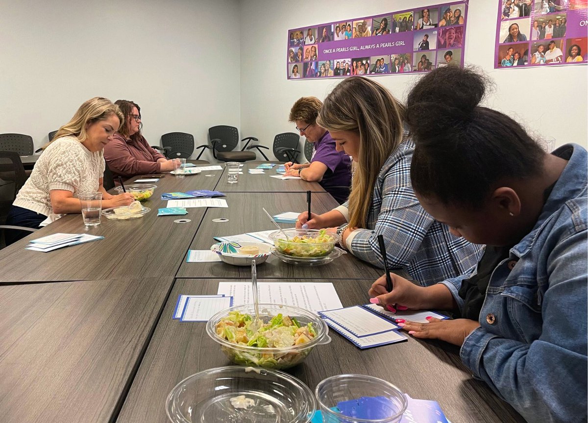 Huge thank you to our volunteers that came to the PEARLS office to write encouragement cards for PEARLS girls!

Interested in volunteering? Find more information at the link below and keep an eye on our socials for more opportunities! 😊💜
pearlsforteengirls.com/volunteer