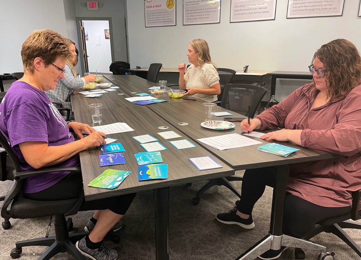 PEARLS_MKE's tweet photo. Huge thank you to our volunteers that came to the PEARLS office to write encouragement cards for PEARLS girls!

Interested in volunteering? Find more information at the link below and keep an eye on our socials for more opportunities! 😊💜
https://t.co/BAaocXwwbe https://t.co/rfO5h6icDb