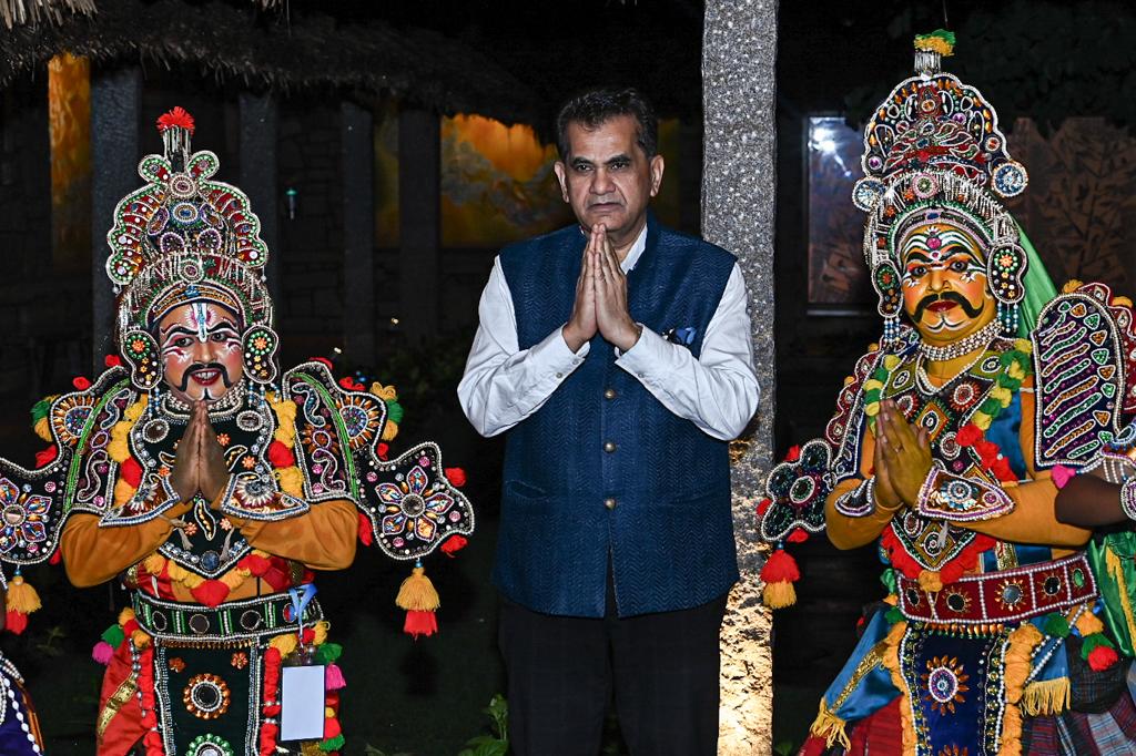 g20org's tweet photo. @amitabhk87 @MEAIndia @PIB_India @MIB_India @PIBBengaluru @incredibleindia @KarnatakaWorld @UNESCO Delegates were welcomed with Dollu Kunitha, a traditional Indian drum dance at #Kaladham where they experienced 🇮🇳’s historic and cultural heritage at the #Hampi Place Digital Museum. #SherpaMeeting #G20India

📸 ⬇️ https://t.co/HSI6A8KqMH