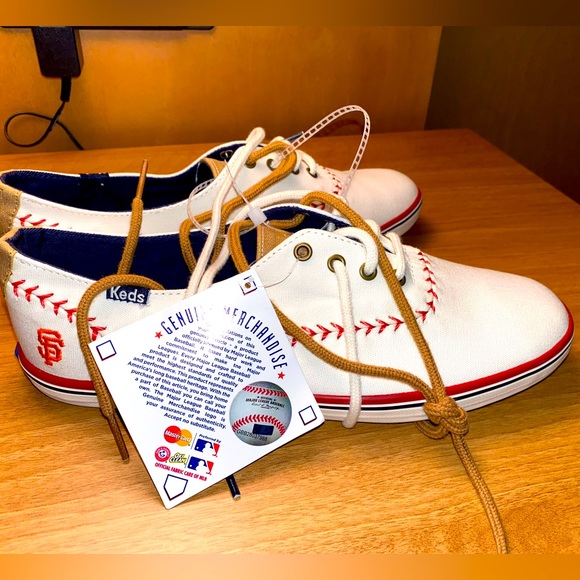 edgewatergr8c's tweet photo. So good I had to share! Check out all the items I'm loving on @Poshmarkapp from @TheHeadliner #poshmark #fashion #style #shopmycloset #keds: https://t.co/SlSuwgLtwW https://t.co/xWaaJZwgMJ