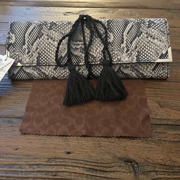 2SWEET2BE's tweet photo. So good I had to share! Check out all the items I'm loving on @Poshmarkapp from @lesbiunhhh #poshmark #fashion #style #shopmycloset #whitehouseblackmarket #handcrafted #puma: https://t.co/EltlQdcddT https://t.co/WO8sMa4IZ2