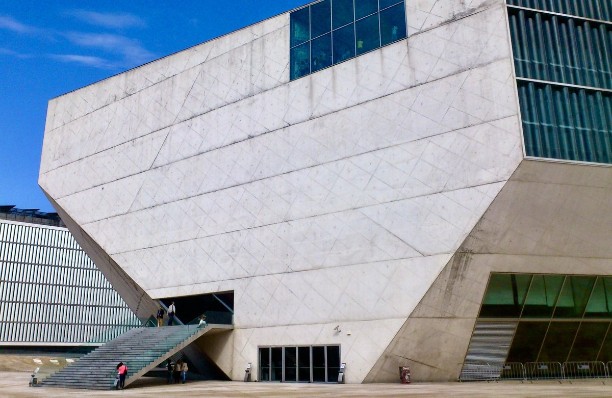 singularia_blog's tweet photo. 🇵🇹🎵 ¿Sabías que la Casa da Música de #Oporto es fruto de un intercambio arquitectónico entre esta ciudad y Róterdam?
Es una de las curiosidades de este #EdificioSingular que por aquí asoma hoy, #JuevesdeArquitectura 👉🏽 https://t.co/27TQVPLkyb
@visitporto | @visitportugal https://t.co/T4XsRiG760