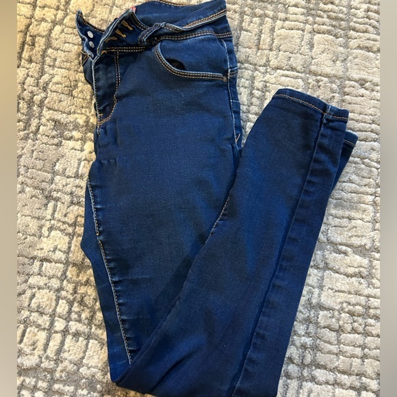 Meifaks's tweet photo. So good I had to share! Check out all the items I'm loving on @Poshmarkapp from @silasavery2 #poshmark #fashion #style #shopmycloset #waxjean #anneklein #pinkvictoriassecret: https://t.co/pTWzNEUaRj https://t.co/sSQ5b9by9E