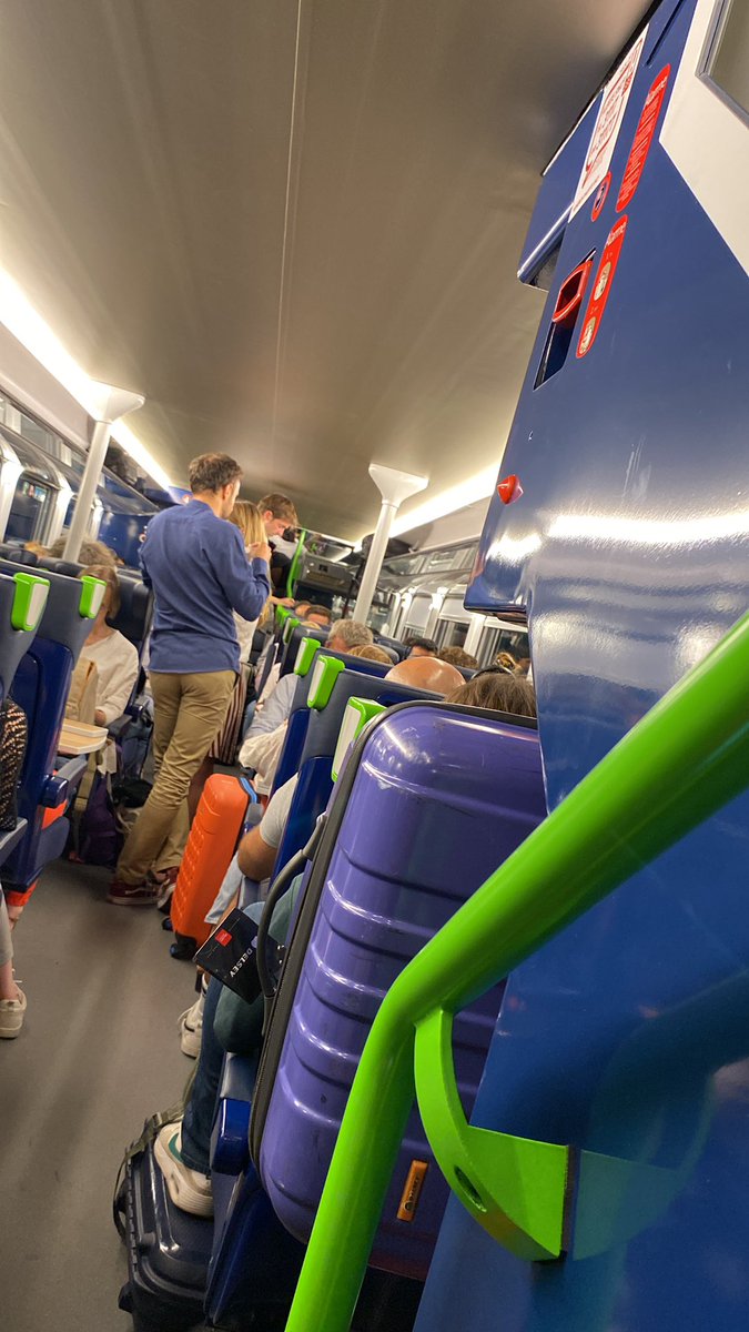 SCazabanMarque's tweet photo. @TERHDF vous êtes au courant, c’est week-end prolongé voire départ en vacances ce soir. Et bien même pour aller à Amiens, il y a plus de monde que d’habitude, vous n’affrétez que des trains simples? 🧐 K16, K11… https://t.co/8qlfYP5gpV