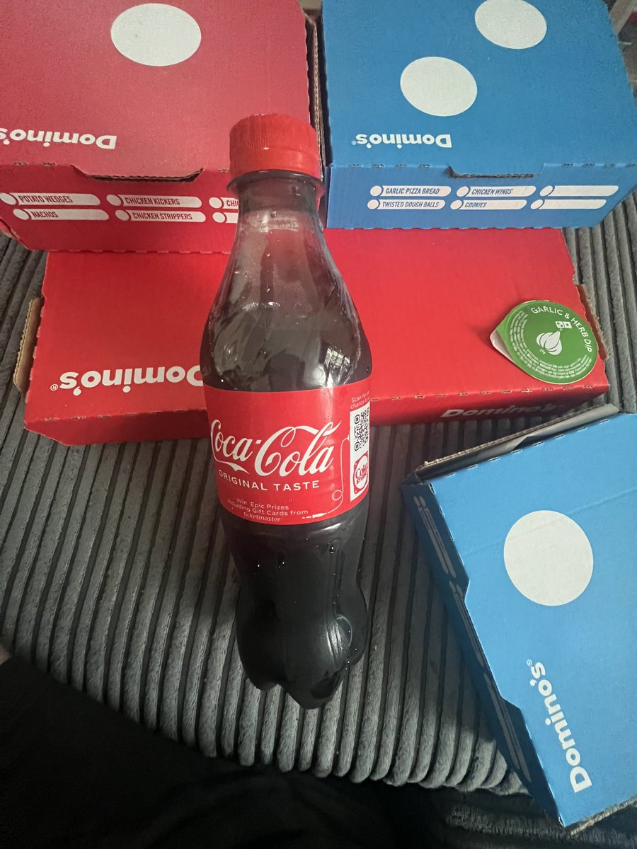 nelsondean's tweet photo. @Dominos_UK so order deal and seem 1.5ltr is 500ml? https://t.co/eUR0GDToJI