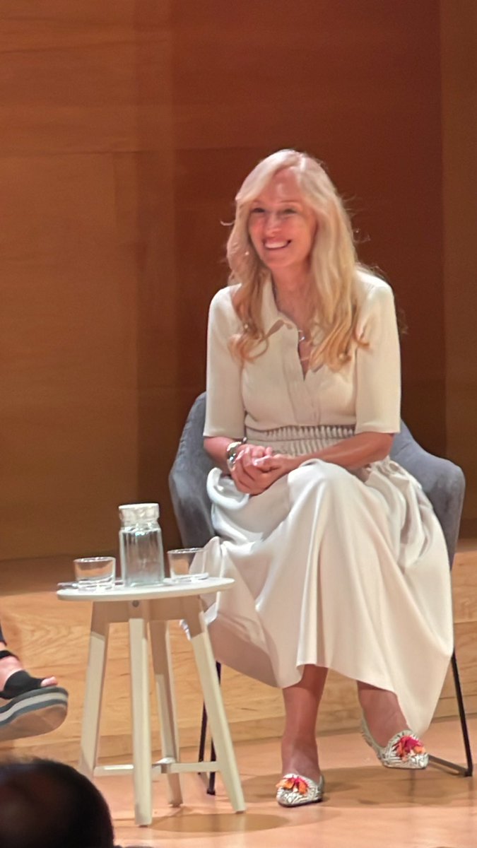 L’@annapapallona ems parla de l’empoderament femení. En les seves empreses hi ha el 25-30% en les àrees de #marketing i #HR, però baixa al 6% en les àrees de #R_D o #Product_Technology. Quin goig de #testimoni. Destaca també la importància de l’equip de treball #TeamWork