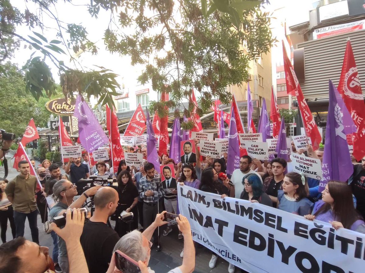 TipliOgrenciler's tweet photo. Ankara'dan sesleniyoruz:

Laiklik ve bilim karşıtı uygulamalara geçit vermeyeceğiz! https://t.co/miDpewKBtc