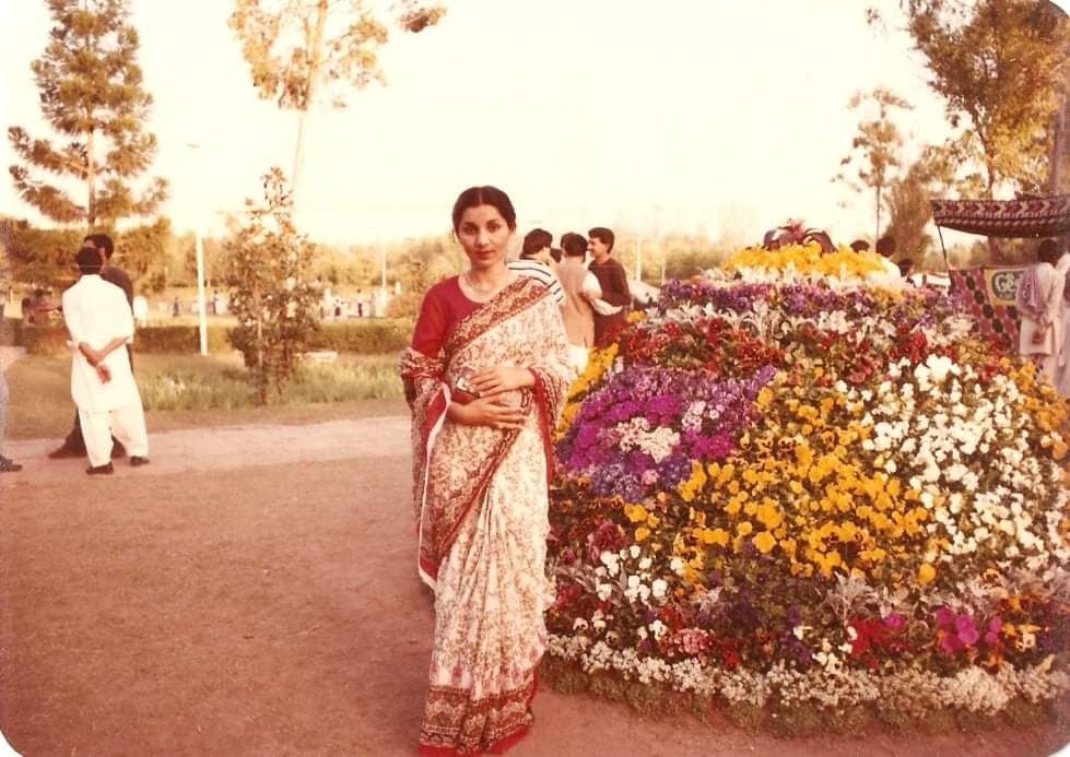 روز اینڈ جیسمین گارڈن اسلام آباد 1985 🌳

گمشدہ اسلام آباد

ستر اور اسی کی دہائی کا اسلام آباد اب کہیں نظر نہیں آتا گردش زمانہ کے ہاتھوں کہیں کھو گیا ہے ڈھونڈے سے نہیں ملتا. جس جنریشن نے ساٹھ کی دھائی میں آ کر یہ شہر آباد کیا تھا وہ تقریباً معدوم ہو چکی ہے. جو بچے یہاں پیدا اور