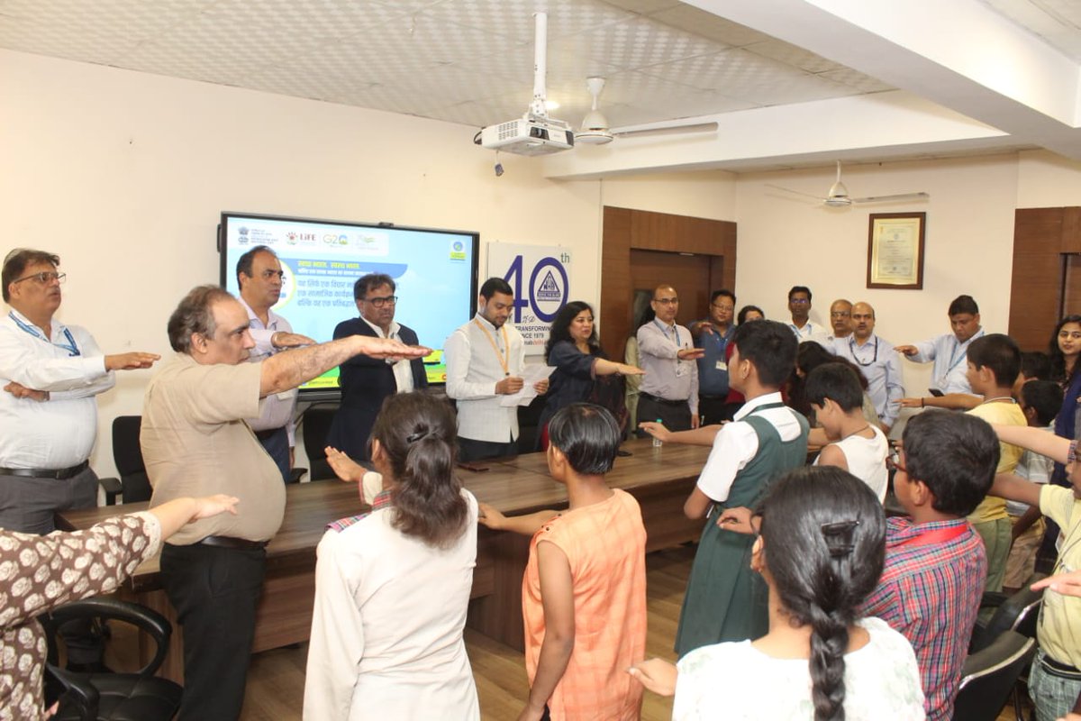 PetroleumMin's tweet photo. Today, Joint Director #MoPNG, Shri Gaurav Katiyar visited National Association for the Blind, RK Puram, Delhi for #SwachhtaPakhwada (1-15 July), administered #SwachhataPledge &amp; motivated visually impaired students. @BPCLimited distributed bedsheets, towels, hygiene kits &amp; snacks. https://t.co/v5P891QOE6