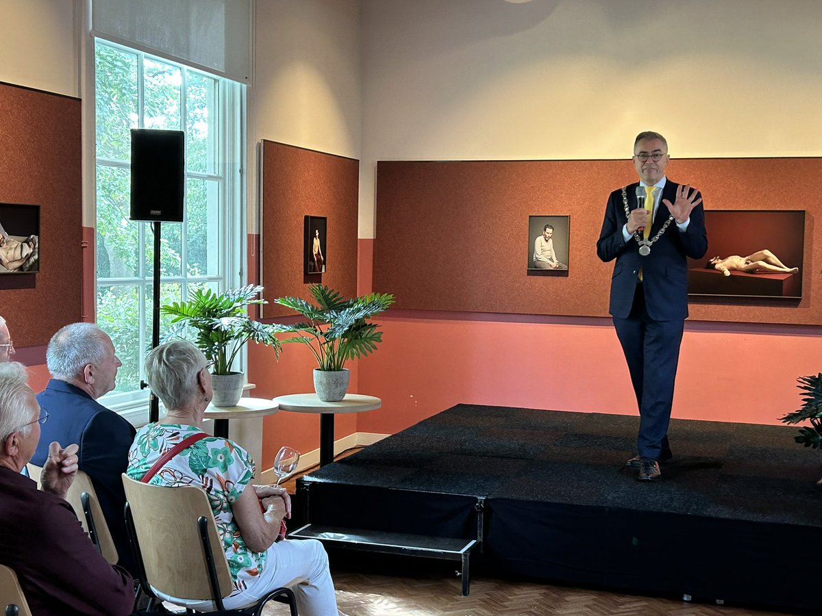 MfvandeKerkhof's tweet photo. Vandaag nam Bert van de Velden afscheid van ‘zijn’ @VRKennemerland. Veel lovende woorden van de sprekers over hoe hij zijn rol als directeur publieke gezondheid heeft vervuld, ook in de covid crisis. Tot zijn verrassing werd hij geridderd in de orde van Oranje Nassau! 💪🏼 https://t.co/n8B7lcG5hu