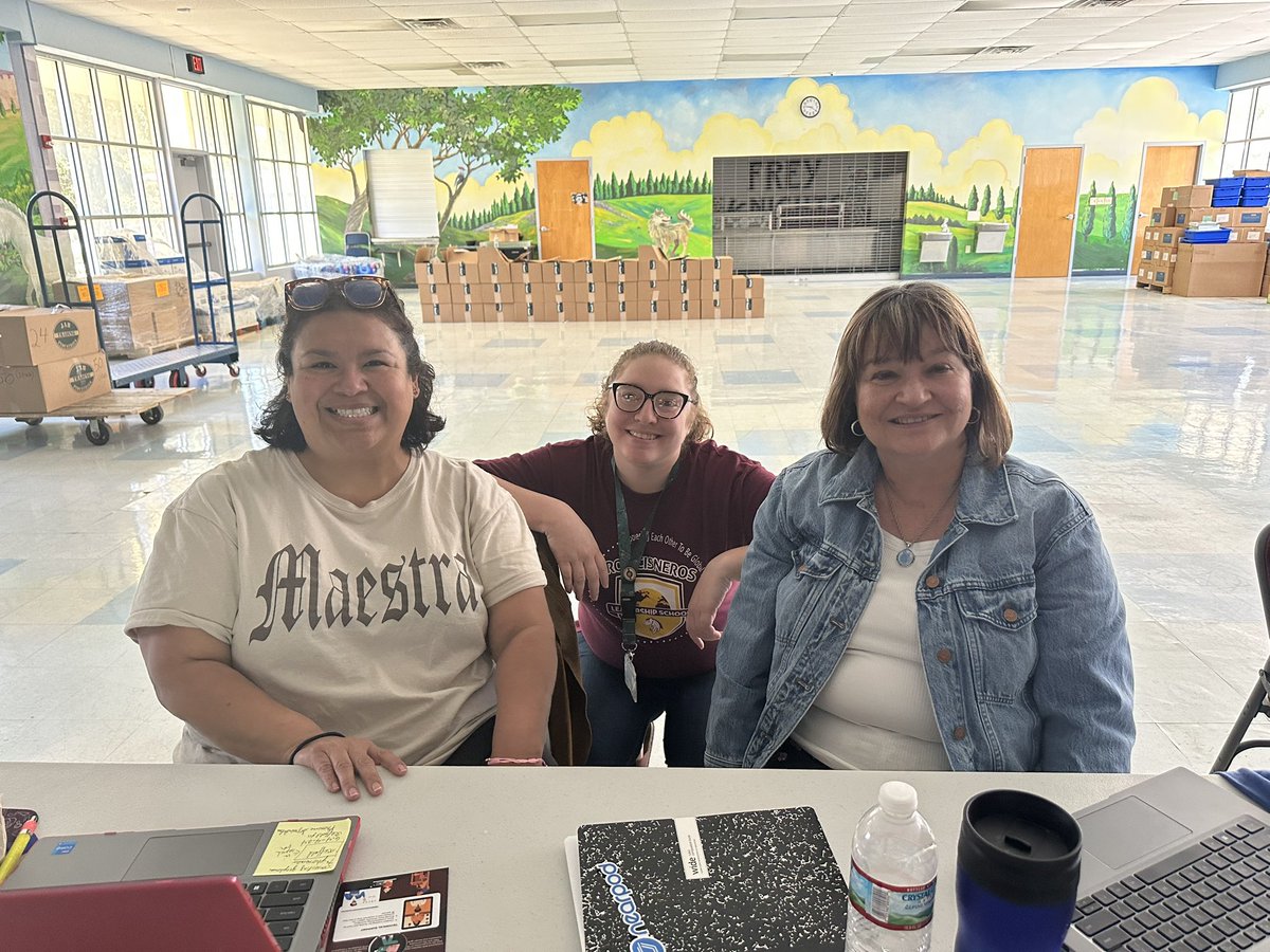 A_Badillo_'s tweet photo. Very informative Nearpod training at Emma Frey. I love when I learn something new. 🤓💕 @EISDofSA @nearpod @BerliotA https://t.co/hCv7PoTizd