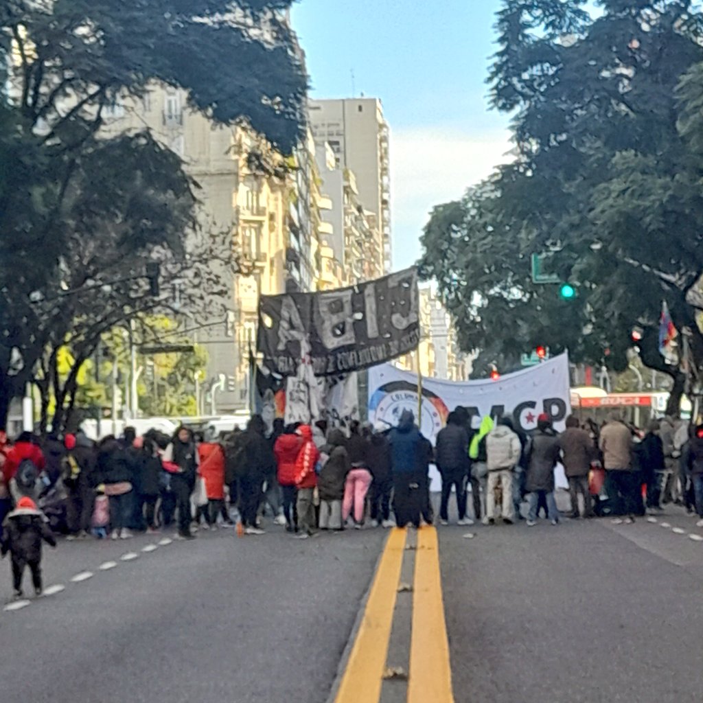 jotaleonetti's tweet photo. #PIQUETE FRENTE A CASA DE @GOBIERNOJUJUY
⛔ #Corte total de #AvenidaSantaFe entre #9deJulio y Suipacha, en ambos sentidos.
Desvío de #colectivos por Libertador.
https://t.co/LjWd3dIZ2b https://t.co/XixwUrtKWQ