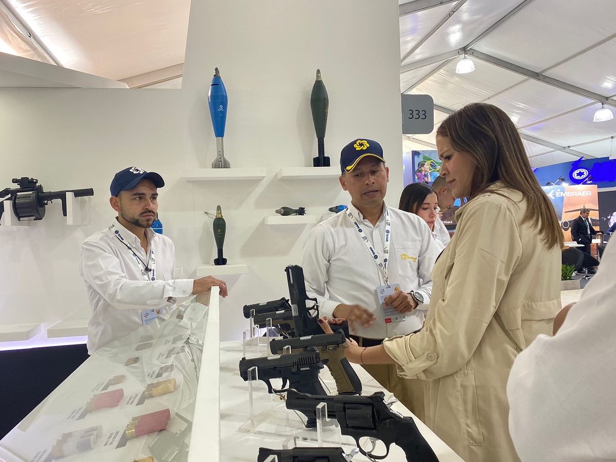 IndumilColombia's tweet photo. Iniciamos la participación en #FAIRColombia2023 recibiendo en nuestro stand a la Viceministra de veteranos y el Grupo Social y Empresarial de la Defensa GSED, Ana Catalina Cano L. 
Este evento es uno de lo más importantes de la industria aeronáutica civil y de defensa en Colombia https://t.co/XbWCT7vHKz