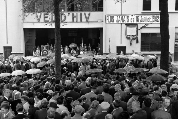 Les 16 et 17 juillet 1942, près de 13 000 juifs de tous les âges furent raflés par des policiers français, détenus dans des conditions inhumaines au Vel’ d’Hiv puis déportés vers des centres de mise à mort nazis.

Paris honore leur mémoire. N'oublions jamais.