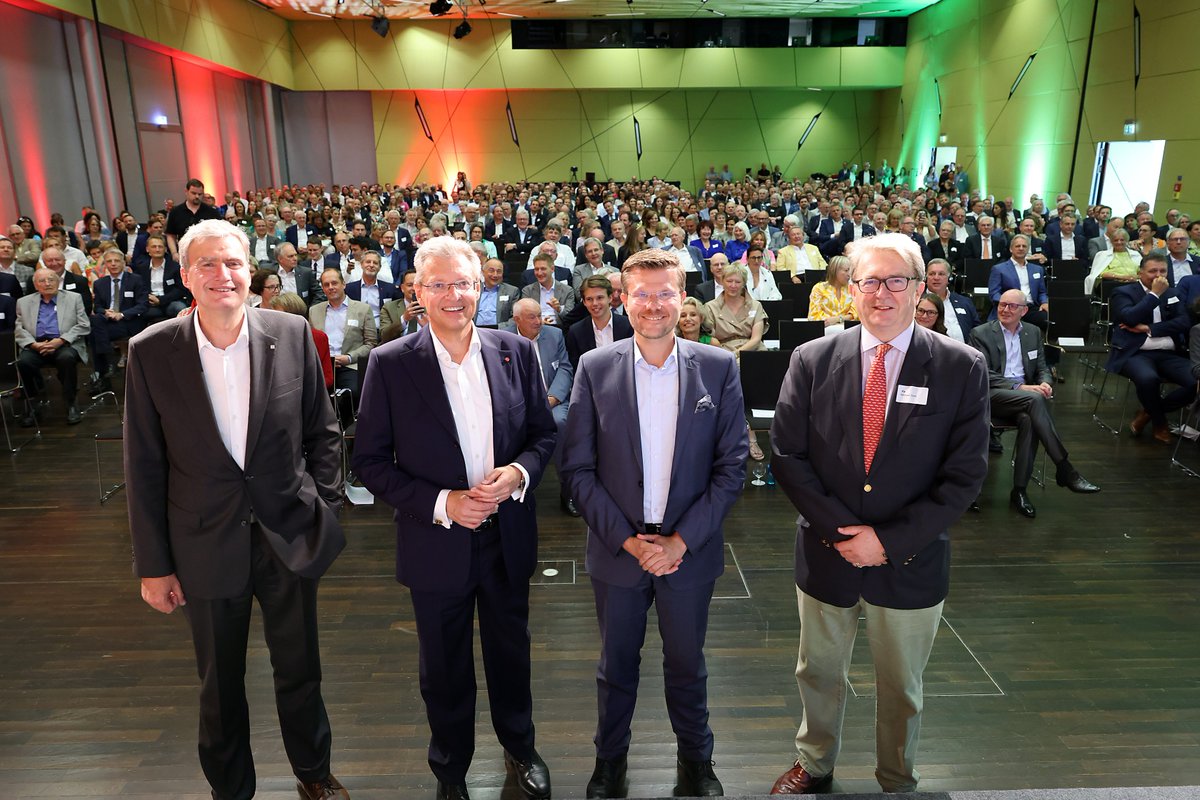 'Addio Cavaliere': After twelve years, our #NürnbergMesse CEO @Dr_Roland_Fleck is retiring in August. During a big celebration at the exhibition centre today, the staff and long-time companions said goodbye to Prof. Dr. Fleck. We say THANK YOU!