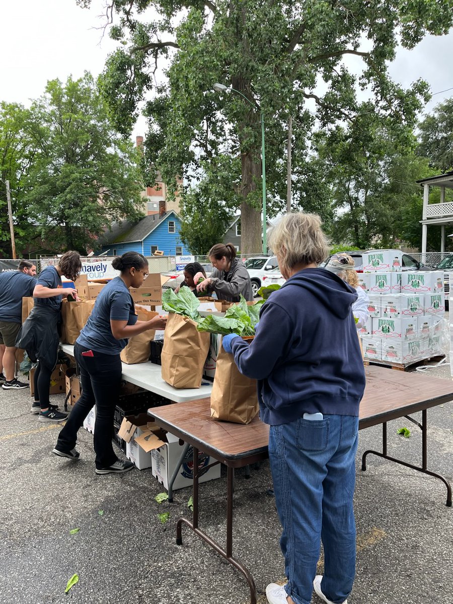UnitedWayCLE's tweet photo. Today our Emerging Leaders Cabinet volunteered at @MayDuganCenter, packing bags of healthy food for distribution. Thank you to everyone who came out, and to May Dugan Center for the important work you do in our community. Three cheers for partnership in action! https://t.co/D92MV6czbq