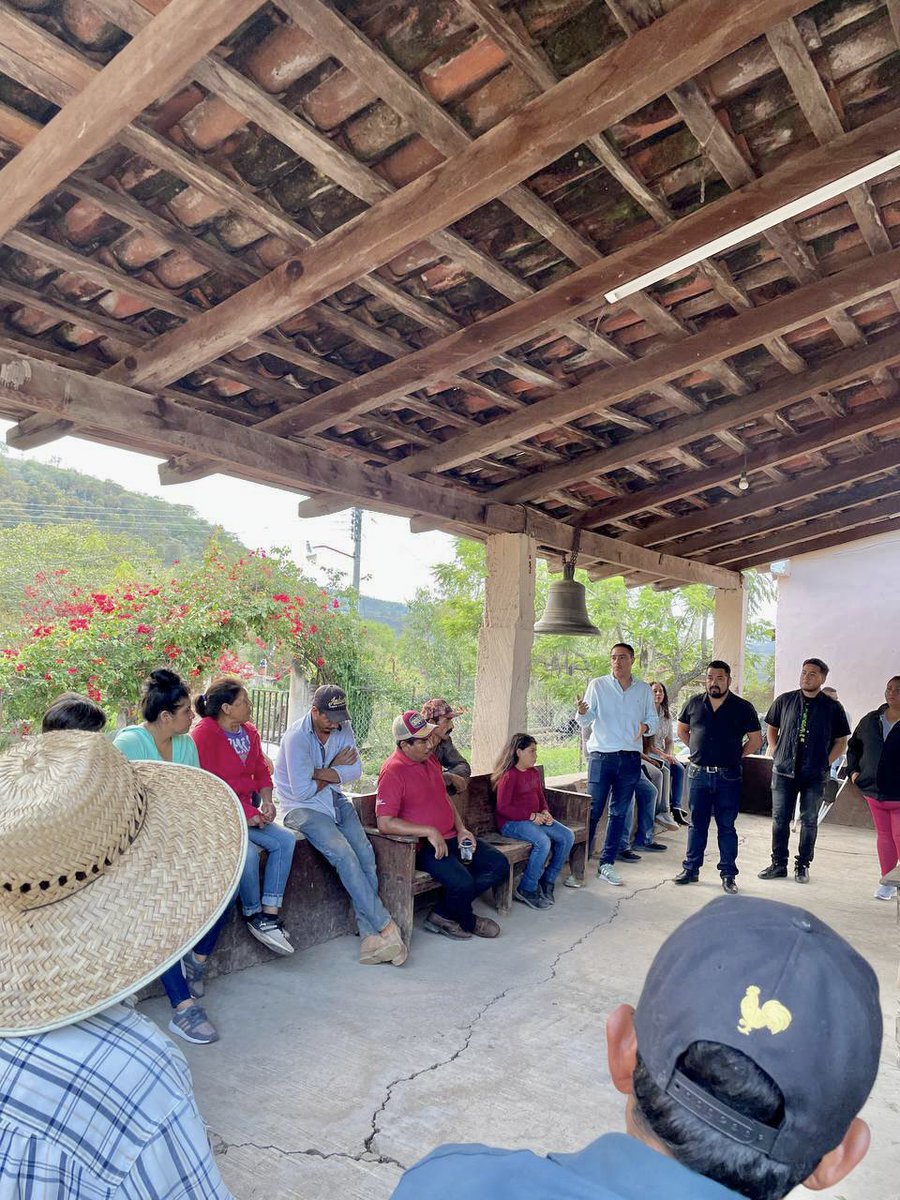 FernandoMarGue's tweet photo. Arrancamos por la mañana en la Comunidad de Llanitos junto con el Presidente de Chiquilistlán Álvaro González, quién hizo entrega de una obra más, una calle con piedra ahogada en concreto. 🙌🏻 Te comparto fotos del momento: https://t.co/QpLJA9Zz3E