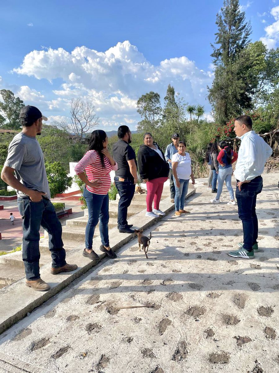 FernandoMarGue's tweet photo. Arrancamos por la mañana en la Comunidad de Llanitos junto con el Presidente de Chiquilistlán Álvaro González, quién hizo entrega de una obra más, una calle con piedra ahogada en concreto. 🙌🏻 Te comparto fotos del momento: https://t.co/QpLJA9Zz3E