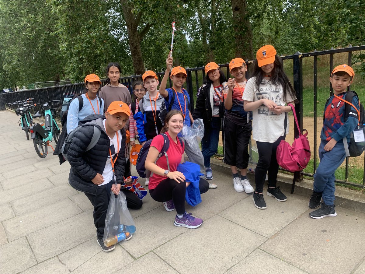 Year 5 have walked 1000s of steps seeing the sights. They’ve bought their souvenirs and now it’s time for home! We’ve had a fantastic day- what an experience!#bestdaysoftheirlives ⁦@stanneskly⁩ ⁦@bcw_cat⁩ #culturecapital