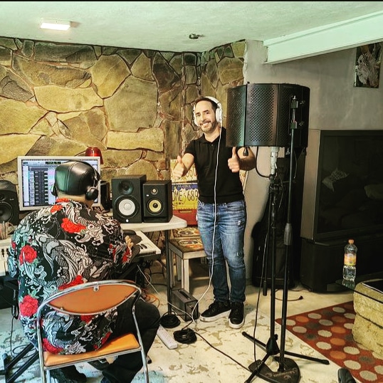 TeamHectorU's tweet photo. ¿Que proyecto será? #HéctorUgarte #hectormercurio #Cantante 🎤🎶 #Grabando  #teamhectorugarte💜 https://t.co/7qTrVdq0HV