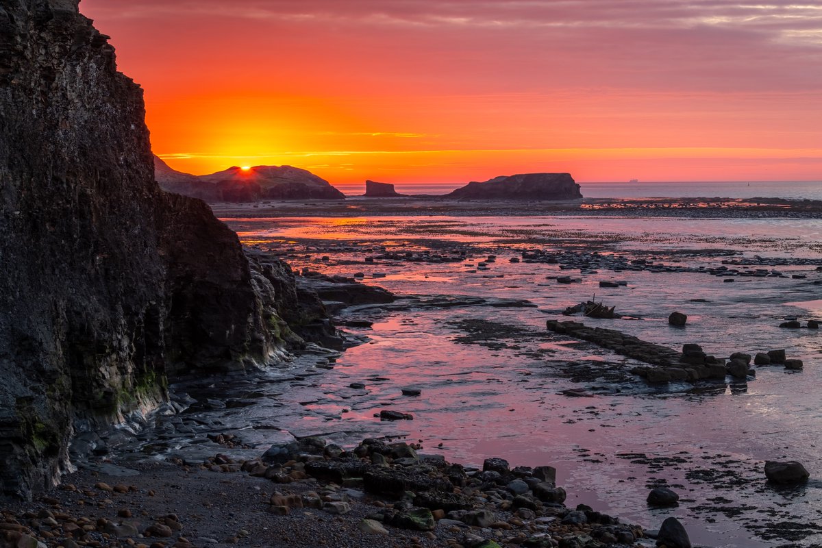 WhitbyPhotos's tweet photo. Might be my favourite shot of Saltwick  Bay https://t.co/iw11a1eWHI