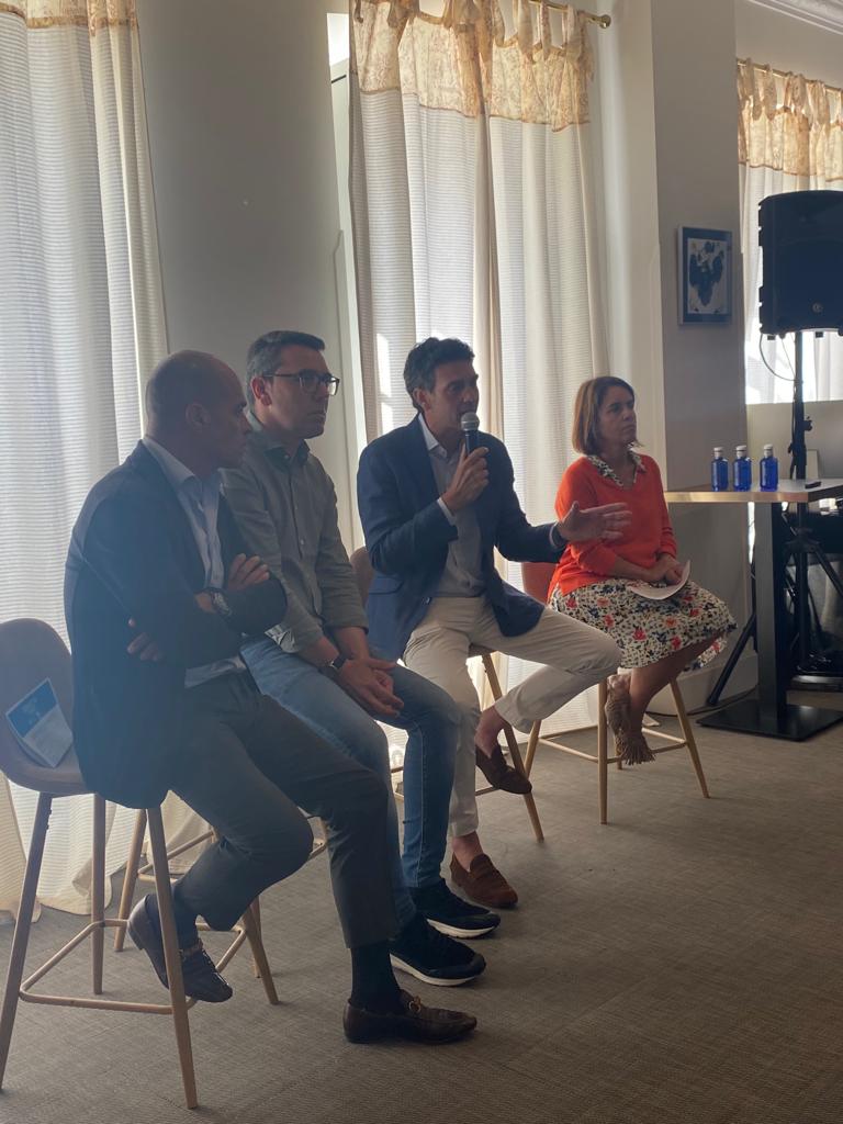 JavierAriasFouz's tweet photo. Participando en #Ribadeo nunha nova xornada do #Conecta, impulsada pola @Xunta a través da @axenciaGAIN e @EmpresariosLugo, para informar ás pemes da convocatoria dos programas #Innovapeme e #Deseñapeme, dotados con 4,5M€ para a mellora da competitividade das empresas https://t.co/9t9NR09wOE