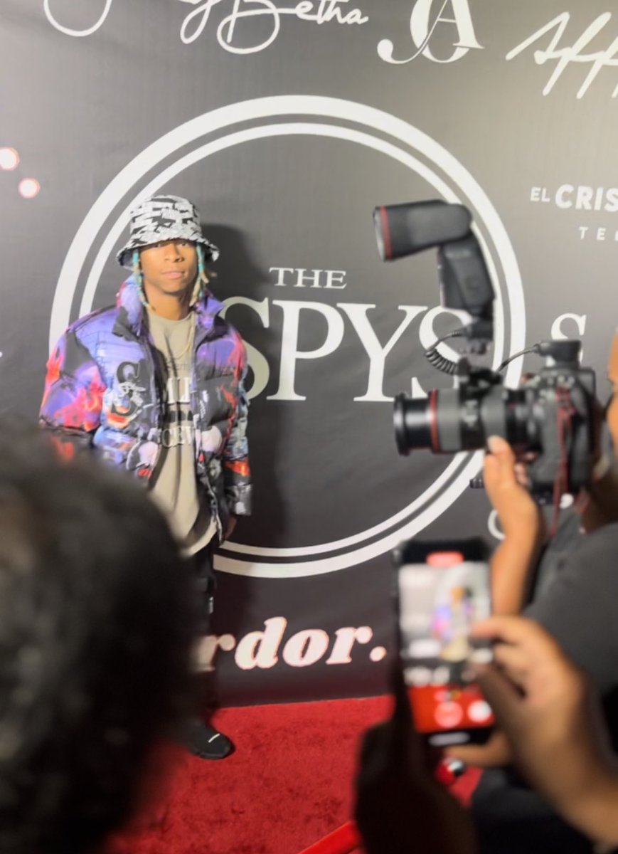 Sometimes you gotta put the phone down to take in the moment. We worked hard to be here. Sometimes the only thing that it takes is self. Self believe, self gratitude, self confidence. Took the leap and letting faith handle the rest. Thank you #ESPYS. #LioRush #IllBeMe