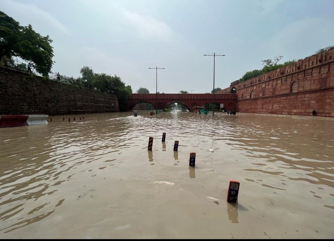 theankitgurjar's tweet photo. नदियां अपना रास्ता कभी नही भूलती।
लाल किला
पहले              अब

#delhiflood #yamunariver #YamunaWaterLevel #KashmiriGate #LalKila #RedFort #Delhi #Flood
#yamumaflood #कश्मीरीगेट #यमुनानदी https://t.co/4hKJ3Xm2Yn