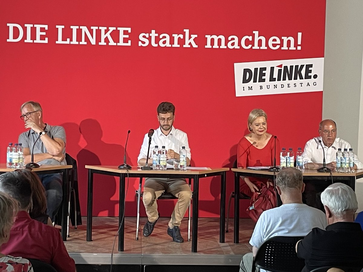 Die Partei @dieLinke im Kampf mit sich selbst: Veranstaltung in Berlin „Ist die Linke noch zu retten“ Fast sofort geht es um @SWagenknecht . Gysi sagt: „Es macht einen Unterschied, ob sie geht oder ob wir sie wegschicken“ Starker Beifall.