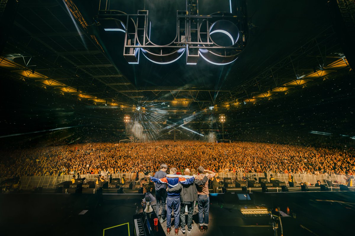 Damonalbarn's tweet photo. Thank you Wembley

Photos: @SHOTBYPHOX and @tmpllnt https://t.co/LMAWS5bHBA