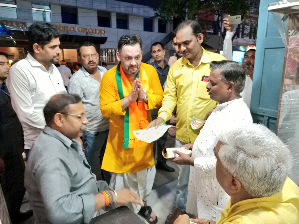 माननीय प्रधानमंत्री श्री नरेंद्र मोदी जी के नेतृत्व में केंद्र सरकार के सेवा, सुशासन और गरीब कल्याण के शानदार 9 वर्ष पूर्ण होने पर आज नगर के महुआबाग में भाजपा नेता अभिनव सिन्हा ने हर घर जनसंपर्क कर भाजपा के पक्ष में समर्थन मांगा और 9090902024 पर लोगों से मिस्ड कॉल भी कराया।