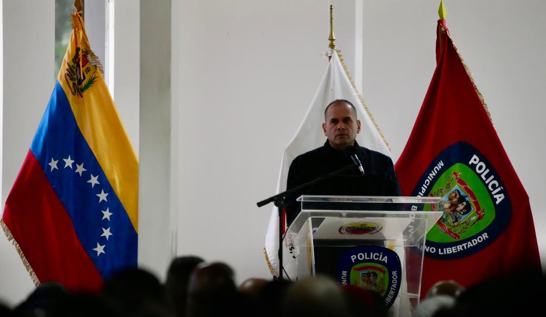 MijpVzla's tweet photo. #13JUL || Vpdte. Sectorial @CeballosIchaso1 sostuvo un encuentro con los 136 Jefes de Cuadrantes de Paz de Caracas y los 119 responsables de los ejes político-territoriales a fin de establecer las acciones de articulación para la vida y la paz en las comunidades de la capital. https://t.co/IyGZr2E5bg