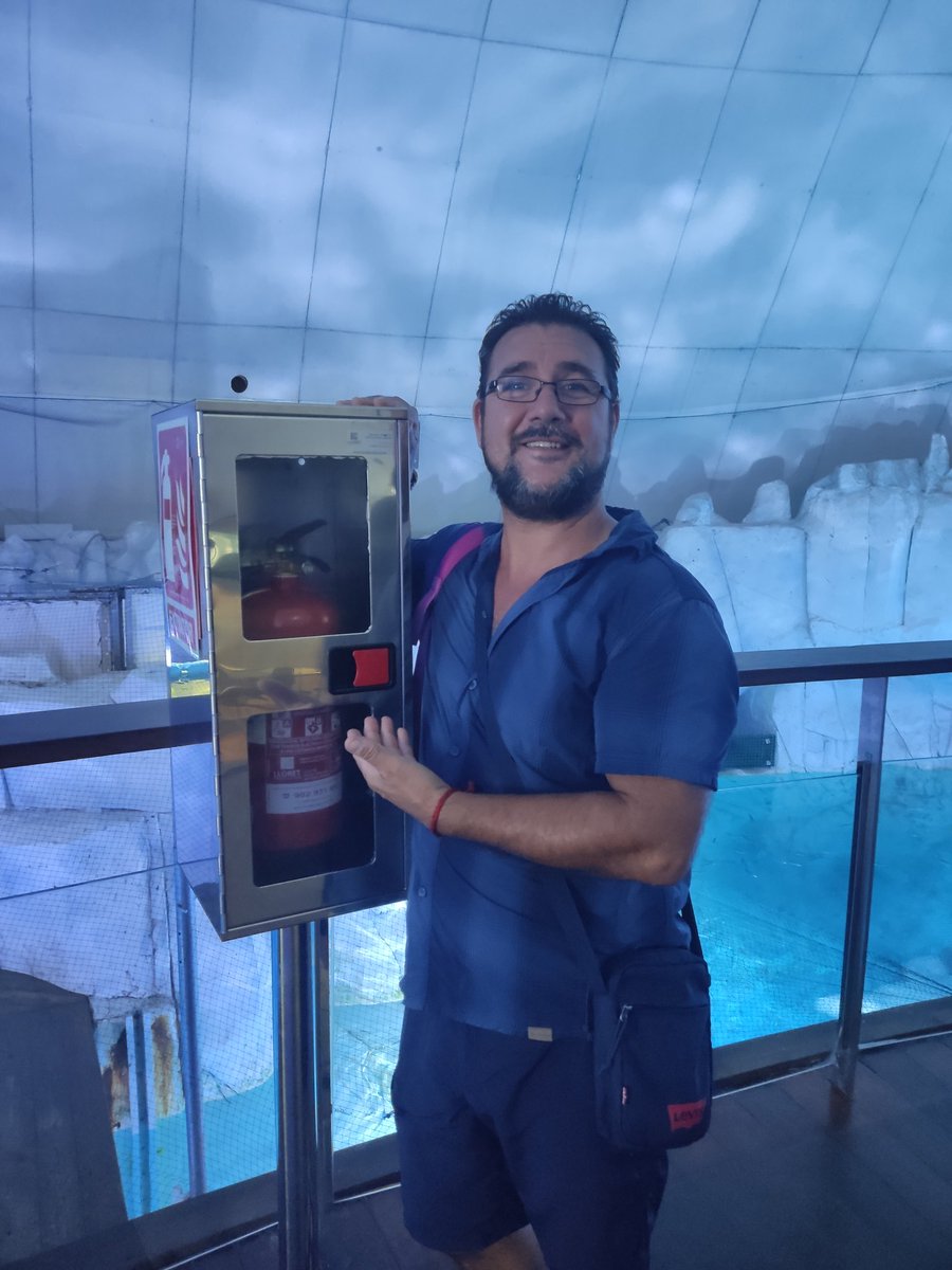 En el oceanografic viendo especies en extintor 🤪