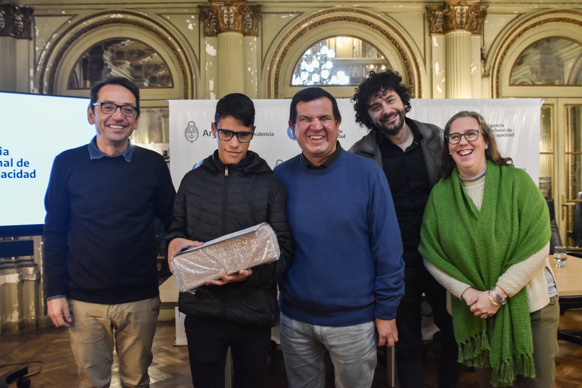 ANDIS_Arg's tweet photo. 📟 | Hoy entregamos los primeros dispositivos @procertecno a jóvenes con discapacidad visual de todo el país. Esta herramienta les permitirá un mejor y mayor acceso a la educación y la lectura de textos manuscritos y digitales.

🔗 | https://t.co/CftcWLWYGz https://t.co/hf1iAy6qov