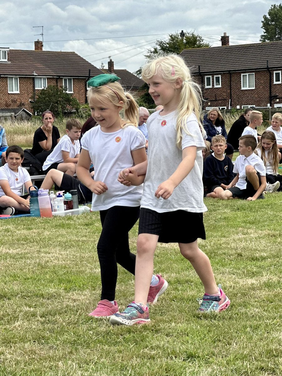 CastlewayTwo's tweet photo. This afternoon, We had a fantastic #SportsDay! We got to show our families just how brilliant we really are. We waved our rainbow streamers high and supported each other in the best way we know how to…the #CastleWay 🌈💙
@WeAreCastleway https://t.co/dZSHdRZ1Hd