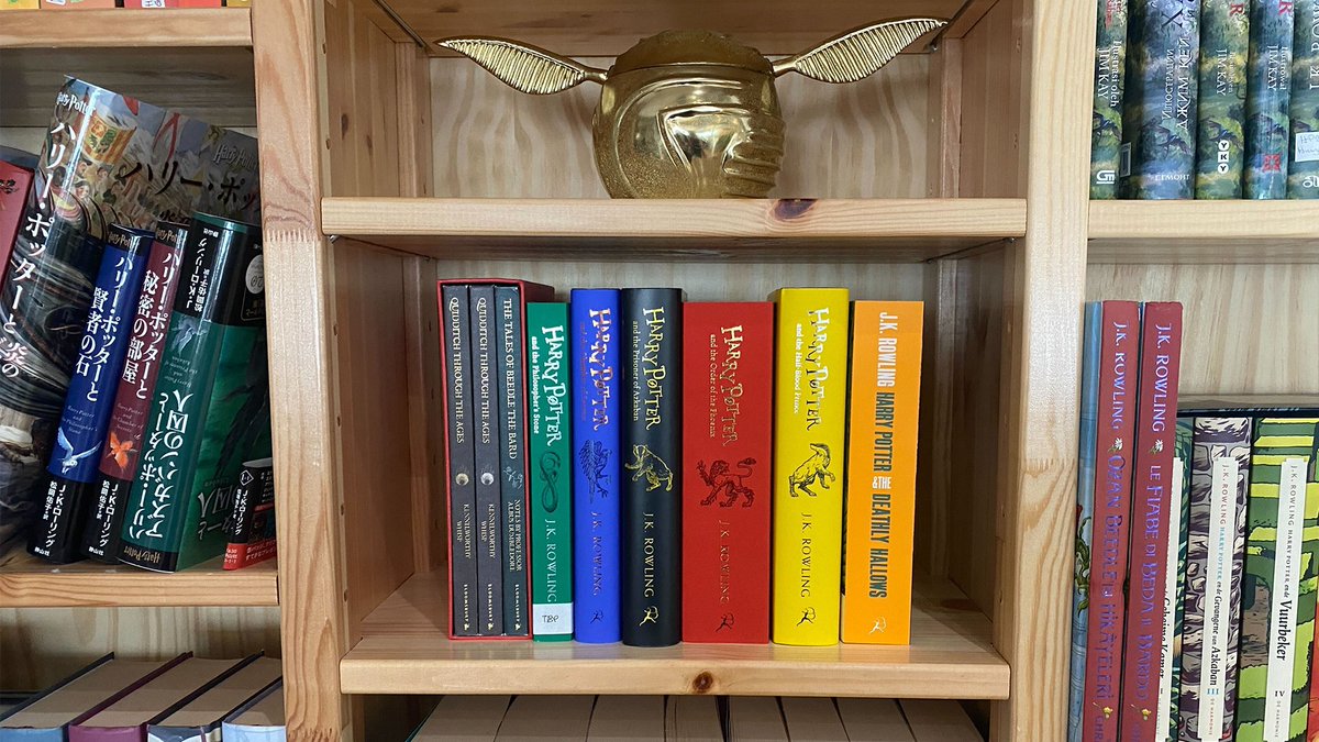 harrypotter's tweet photo. Hermione would definitely approve of this display ❤️ Share your Harry Potter bookshelf using #StartingHarryPotter! https://t.co/hOI1x64njP