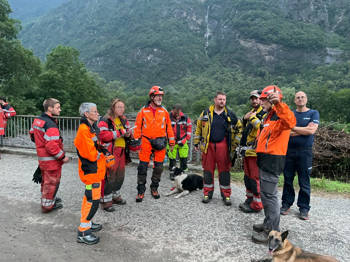redogtweets's tweet photo. Einsatz REDOG nach Murgang in #Lostallo / Graubünden: Ein Equipenleiter und zwei Hundeteams suchten das Gebiet zusammen mit der #ARS ab. Es wurden keine Hinweise und keine Verschütteten gefunden. https://t.co/0qHMgn49Kg