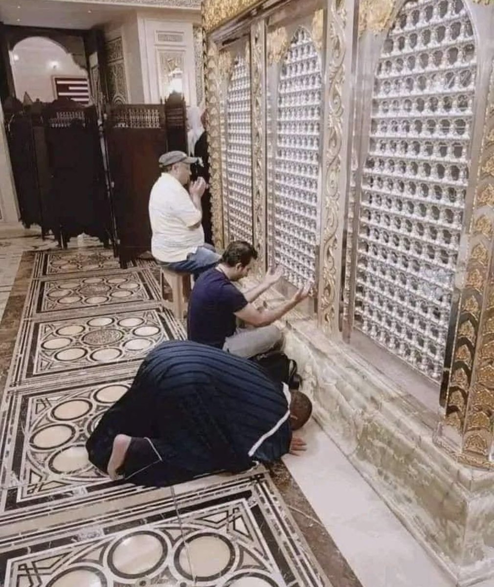 aamshaya's tweet photo. (يا علماء الدين ويا ملوك المسلمين، أي رزءٍ للإسلام أشد من هذا ..)
"وكم قد سرى عن تشييد أبنية القبور وتحسينها من مفاسد يبكي لها الإسلام
منها اعتقاد الجهلة لها كاعتقاد الكفار للأصنام، وعظم ذلك فظنوا أنها قادرة على جلب النفع ودفع الضرر .. وشدوا إليها الرحال وتمسحوا بها واستغاثوا.
وبالجملة إنهم لم يدعوا شيئا مما كانت الجاهلية تفعله بالأصنام إلا فعلوه، فإنا لله وإنا إليه راجعون. 
ومع هذا المنكر الشنيع والكفر الفظيع لا تجد من يغضب لله ويغار حمية للدين الحنيف، لا عالما ولا متعلما ولا أميرا ولا وزيرا ولا ملكا.
وقد توارد إلينا من الأخبار ما لا يشك معه أن كثيرا من هؤلاء المقبورين أو أكثرهم إذا توجهت عليه يمين من جهة خصمه حلف بالله فاجرا، فإذا قيل له بعد ذلك: احلف بشيخك ومعتقدك الولي الفلاني تلعثم وتلكأ وأبى واعترف بالحق، وهذا من أبين الأدلة الدالة على أن شركهم قد بلغ فوق شرك من قال: إنه تعالى ثاني اثنين أو ثالث ثلاثة.
فيا علماء الدين ويا ملوك المسلمين، أي رزء للإسلام أشد من الكفر، وأي بلاء لهذا الدين أضر عليه من عبادة غير الله".
الشوكاني رحمه الله في "نيل الأوطار" ٤/ ١٠٢