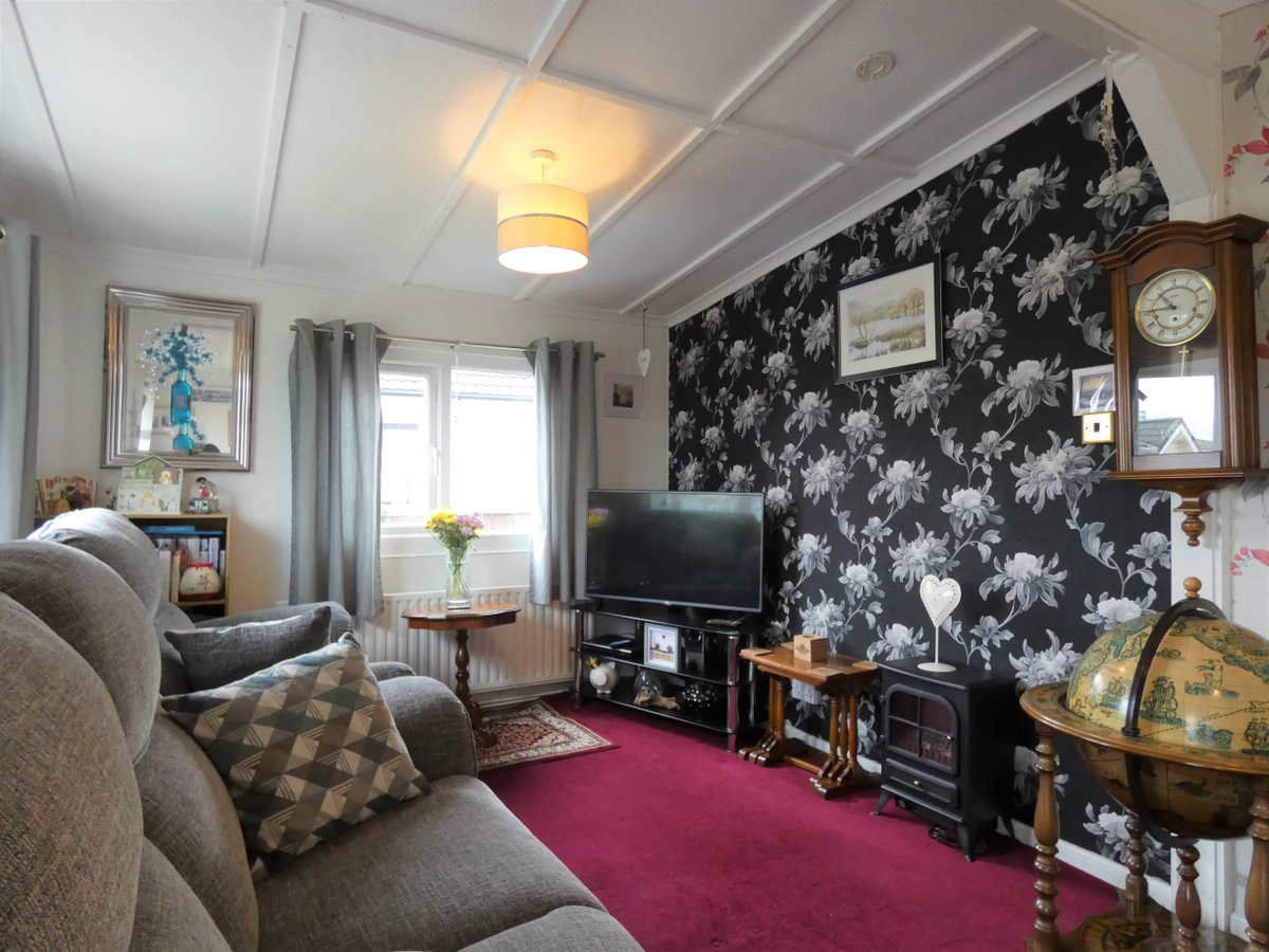 * REDUCED * GREENFIELD RESIDENTIAL PARK *

Two bedroom residential park home located on a superb plot on a much sought after residential park!

This property is a must view! Call us now on 01772 633399 to book in your viewing!
💻 ow.ly/ZeOZ50NyYyC