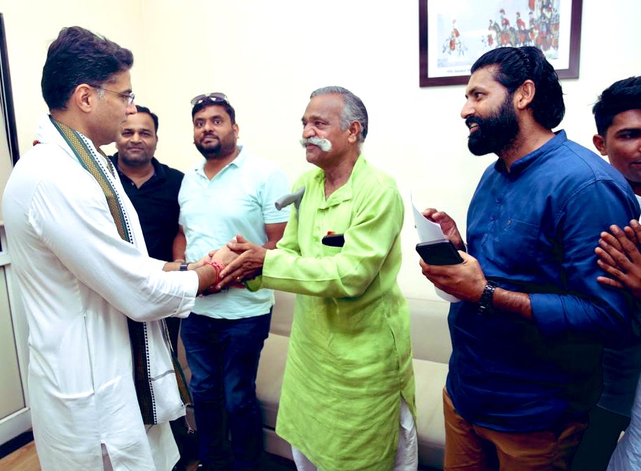 HakimSinghGur10's tweet photo. #सत्ता की मलाई खाकर #मौंन धारण करने वालों , सरकार से #समझौता करके #भागने वालों ये मत समझना की #मुद्दा मर गया है ।#MBC वर्ग के #युवाओं के साथ जब तक #न्याय नहीं होगा तब तक हमारा #संघर्ष जारी रहेगा ।
आज माननीय @SachinPilot जी से मिलकर सरकार द्वारा MBC वर्ग की #माँग व #समझौतों को लेकर बहुत ही #सकारात्मक चर्चा हुईं ।
@IndrajGurjarinc @zeerajasthan_ @GRKhatana_ @FactIndia_News