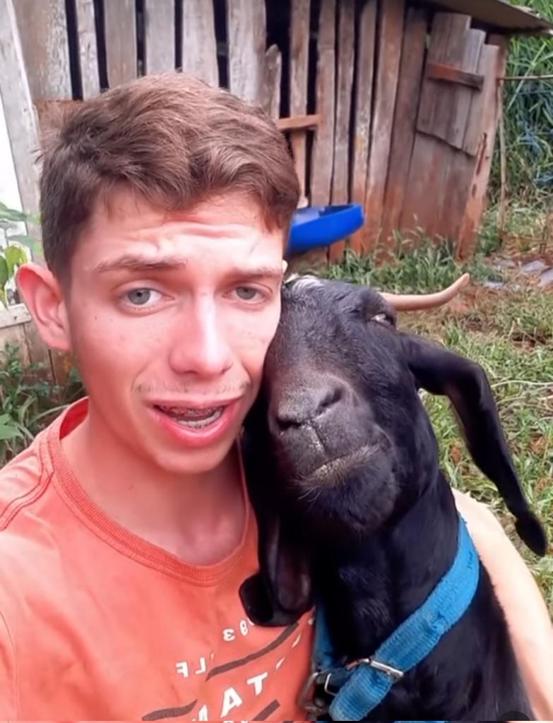 Nadie
Absolutamente nadie

*Un guantanamero de la nada