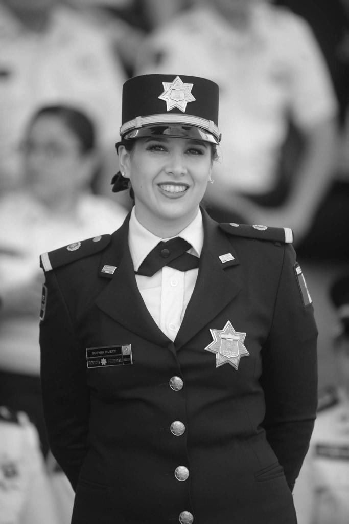 SophiaHuett's tweet photo. Hoy la #PoliciaFederal cumpliría 95 años de servir a México. Fue civil, luego militar y luego nuevamente civil. Pasó de cuidar caminos a ser una Institución con especialidades que la colocó como las mejores del mundo: Ciberseguridad, Cientifica, Antidrogas, Investigación e Inteligencia. No fue ni será una Institución de una sola persona o de un solo gobierno. Fue una institución de resultados, de miles de hombres y mujeres que dejamos, al menos, nuestra convicción y corazón en ella y en algunos casos hasta vida. Hoy le hace falta a México, con el que prometimos estar hasta el final. Sé que este post puede tener una consecuencia personal, pero es parte de mi congruencia. Contigo México.