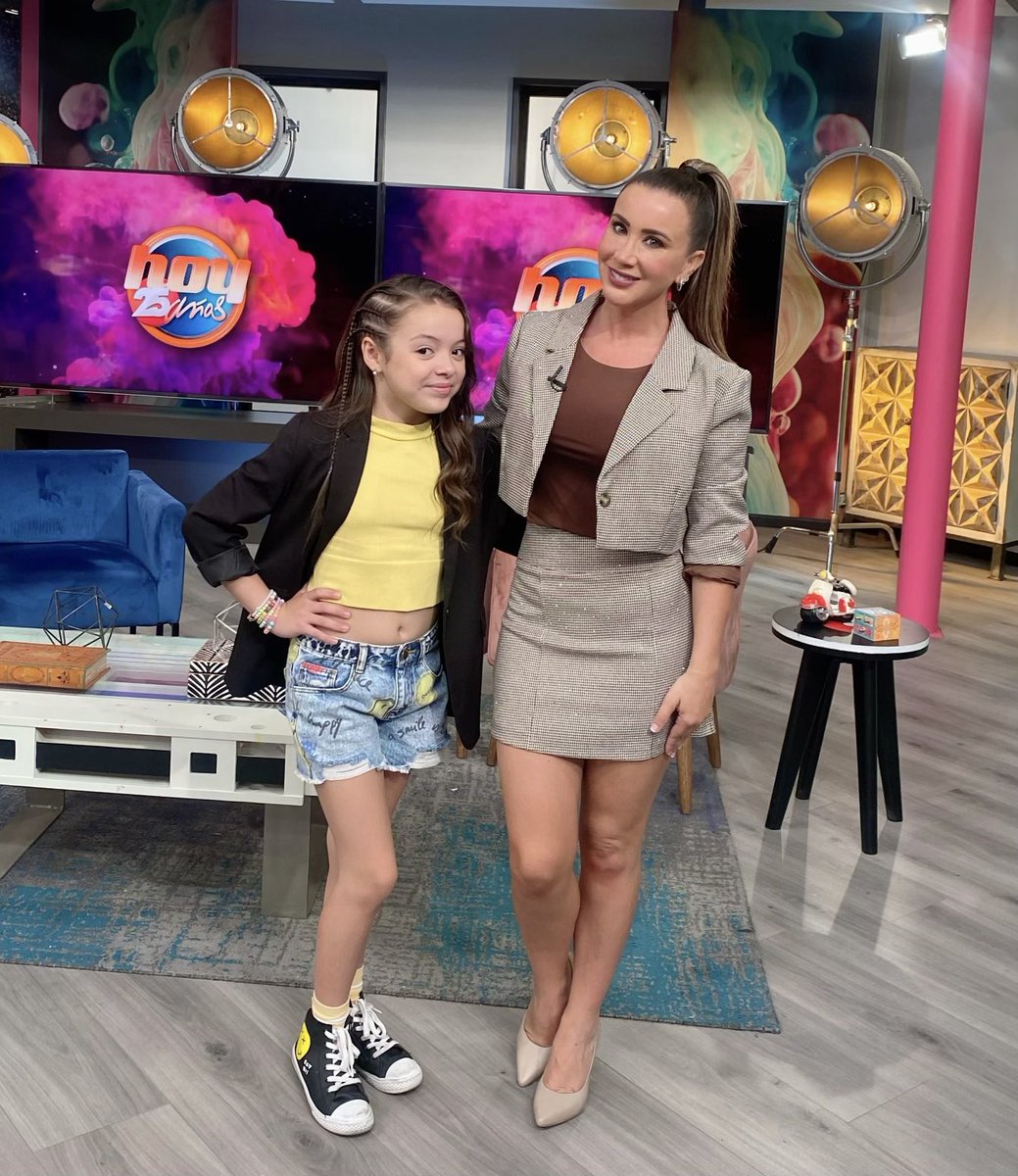 Mariazelzel's tweet photo. Promocionando #ChócalasCompayito en @progrqma 🤩 https://t.co/QfM0qmKAnn