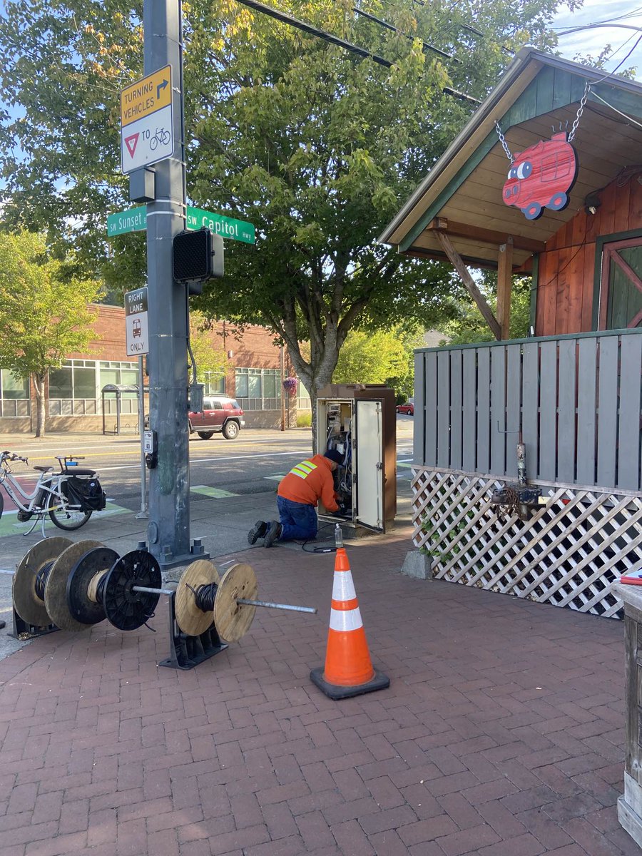 PBOTinfo's tweet image. PBOT traffic signal crews were out on SW Capitol Highway at Sunset Boulevard in Hillsdale yesterday. They were installing new traffic sensors to help buses, bikes, and motor vehicles move efficiently through the intersection. #PDXBikes #SWPDX