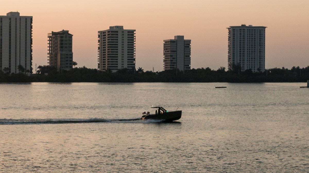 X Shore 1 Top in moss green. The iconic design language from the Eelex 8000 is carefully implemented in all details to make sure you recognize an X Shore boat from far sight.
