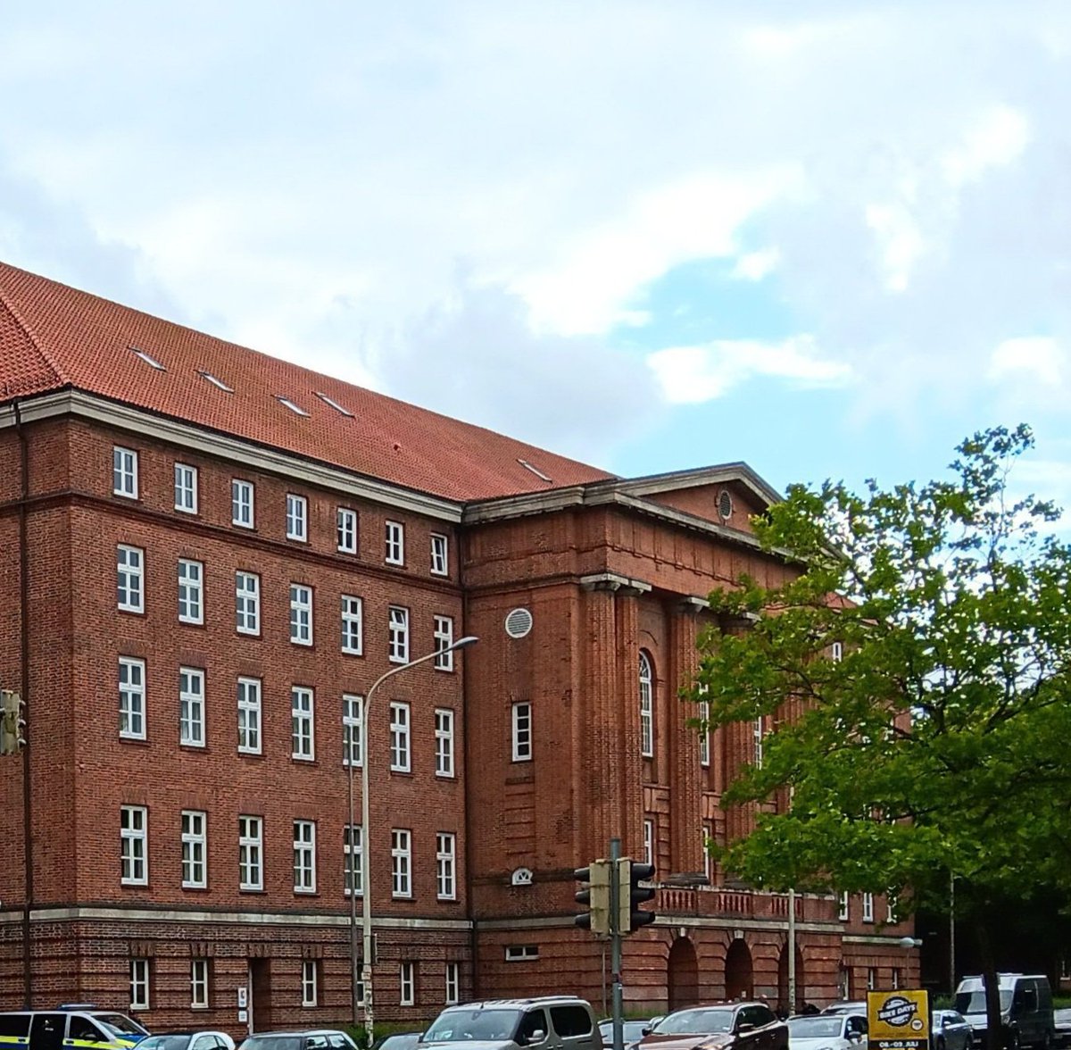 SoliBdnHU's tweet photo. Morgen, Freitag den 14.07. um 9 Uhr findet in #Kiel der zweite #HUProzess-Tag statt.

Solidarische Unterstützung der Betroffenen im Gerichtssaal ist ausdrücklich erwünscht. 

Nächster Termin mit Kundgebung vor dem Gericht ist am 02.08. https://t.co/2r6kSohay1 #tatorthu #noafd https://t.co/TEIXockXct