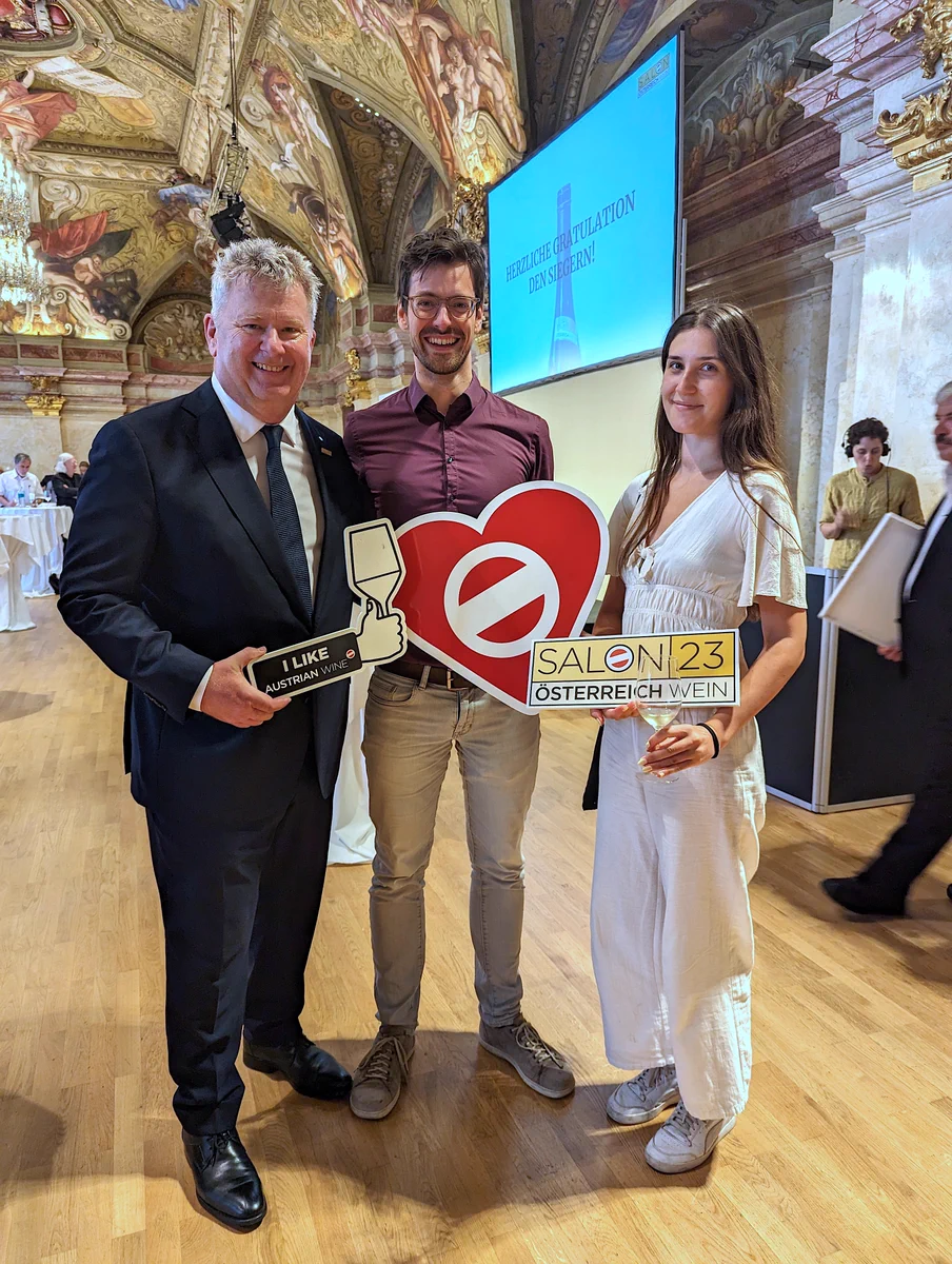 Chris Yorke (Geschäftsführer der Österreich Wein), Bernhard Schussek (Geschäftsführer von Webmozarts) und Aleksandra Marjanovic (Webmozats) im Palais Niederösterreich