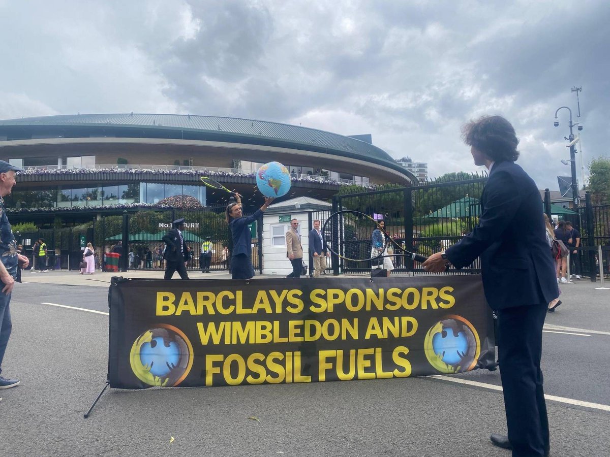 Today at Wimbledon. @Wimbledon, time to stop giving greenwashing cover to your dirty sponsor @Barclays, funding #FossilFuels and destroying our beautiful planet. Tennis is #BetterWithoutBarclays #NoTennisOnADeadPlanet #ClimateEmergency 
@money_rebellion @fossilfreeLDN @XRLondon